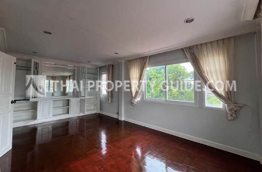 House with Shared Pool in Srinakarin 